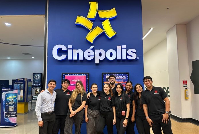 Promotores de Elbibliote.com en los cines de Envigado